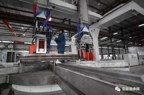 中國首臺(tái)套風(fēng)電海裝高精軸承感應(yīng)裝備十堰問世