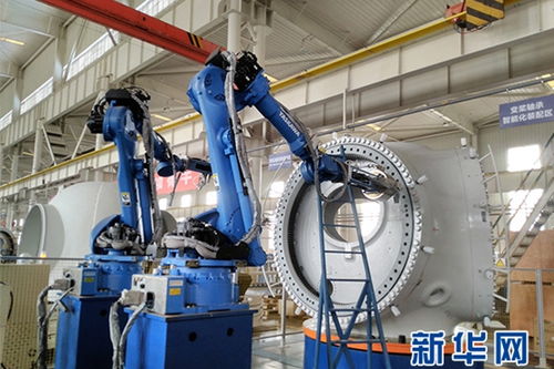傳統制造業向智能信息化發展 用智能機器人擰螺栓